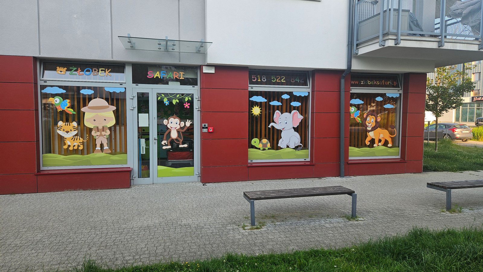 Żłobek Safari Gdynia Chwarzno-Wiczlino - widok z zewnątrz na kolorowe witryny